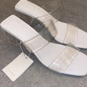 Klackskor - Helt nya klackar från pull and bear. Aldrig använt, bara prövat. Köpt för 250kr, säljer för 200. Storlek 39