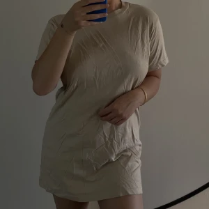 T-shirt klänning - Beige T-shirt-klänning från H&M, strl XS. Väldigt skrynklig , tänk bort det😅perfekt att bara dra på sig på sommaren🥰 40kr + frakt🦋