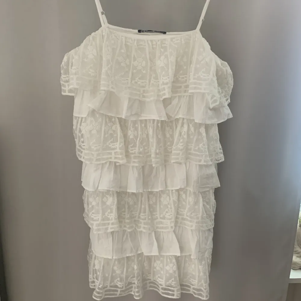 Populär Vit volang klänning från zara i bra skick. Den köptes för länge sen och säljs inte längre💗så fin till studenten elelr allmänt under sommaren.. Klänningar.