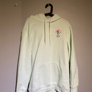 Oversised mickey mouse hoodie - Oanvänd hoodie med coolt tryck från Hm. Bra skick 