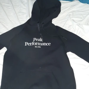 Peak performance hoodie  - Svart Peak performance hoodie storlek M oanvänd finns i Stockholm 