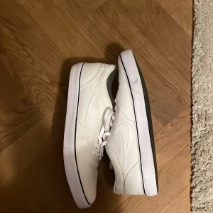 Vita Nike skor  - Vita Nike skor använda 2-3 gånger lite smutsiga. Ny pris 600kr