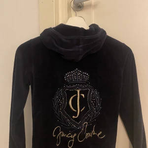 Juicy couture - Intressekoll, inte säker på om jag vill sälja. En jättefin mörkblå juicy couture kofta. Jättegammal design som inte säljs längre. Ganska tajt och formar kroppen fint. Barn stl i M men skulle säga att den passar Xs/S. Hör av er om ni är intresserade💓