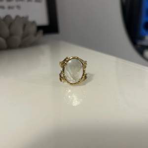 Ringen är från Maria Nilsdotter. Guldplätterad med Pärlemor. Storlek 17. Produkten är unik då den inte finns att köpa i butik längre. 