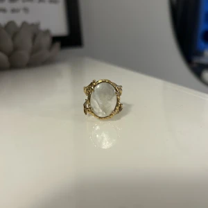 Maria Nilsdotter Dew Drop Rinh  - Ringen är från Maria Nilsdotter. Guldplätterad med Pärlemor. Storlek 17. Produkten är unik då den inte finns att köpa i butik längre. 