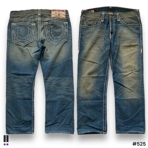 true religion jeans 525 - 💜Model: Rocco Super T 💜Tag: 36/34 💜Waist: 48cm 💜Inseam: 70cm 💜Outseam: 97cm 💜Leg opening: 21cm 💜Flaws: har en fläck på höger framsida 