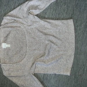 Enkel tröja  - Jätte fin croptop som är i fin skick🤍 Materialet är ribbad och ganska stretchiga. Passar perfekt under alla årstider. Den går ner och täcker hela magen men kan justeras så att den inte gör det! Den är från H&M