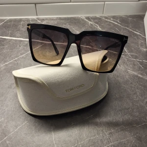 Tom ford glasögon - Tom ford glasögon, knappt använda, fint skick, inga repor. Nypris: 2261kr