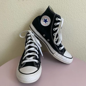 Svarta converse - Bra skick! Storlek 37,5 (mina fötter är 23 cm) Har inte använts mycket alls 🖤⚡️ Finns lite slitning i bak men inget man ditekt märker. Köptes för 800kr ifjol. Pris kan alltid diskuteras, dm för fler bilder! 🖤 Säljer pga rensar ut saker jag inte använder!