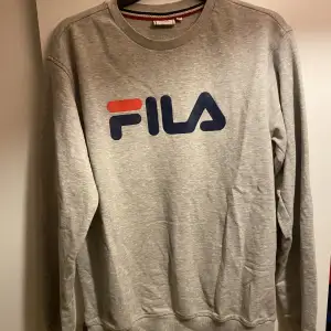 Snygg sweatshirt från Fila, säljer den pga att den inte används längre, pris kan diskuteras💗