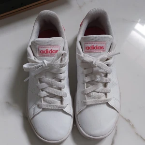 Adidas advantage skor - Adidas skor i bra skick. Köpte dem för 450. Hittar tyvärr inte skokartongen därför säljer jag dem för 300. Är öppen för prisförslag. 