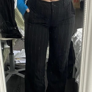 Kostymbyxor  - Svarta me vita tunna ränder Köpta secondhand på humana Väl använda men fortfarande skita snygga o sitter som en smäck:) uppsprättade för att va längre o saknas en knapp men de gör inget, säljer pga att dem inte passar längre