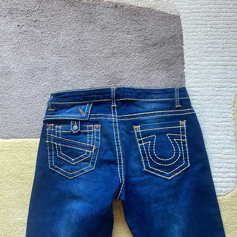 Säljer dessa skit snygga low waist, bootcut och med super fina detaljer på fickorna som liknar True Religions jeans. . Jeans & Byxor.
