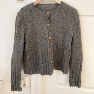 Stickad kofta!  - Stickad kofta med små knappar i trä! Ingen lapp men uppskattar den till storlek S. 250 kr inkl frakt 💖 tryck gärna köp nu! 