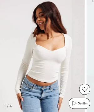 Vit ribbad topp - Säljer denna jättefina tröja från Nelly som aldrig varit använd! Kontakta privat för mer information. Frakten ingår inte i priset.