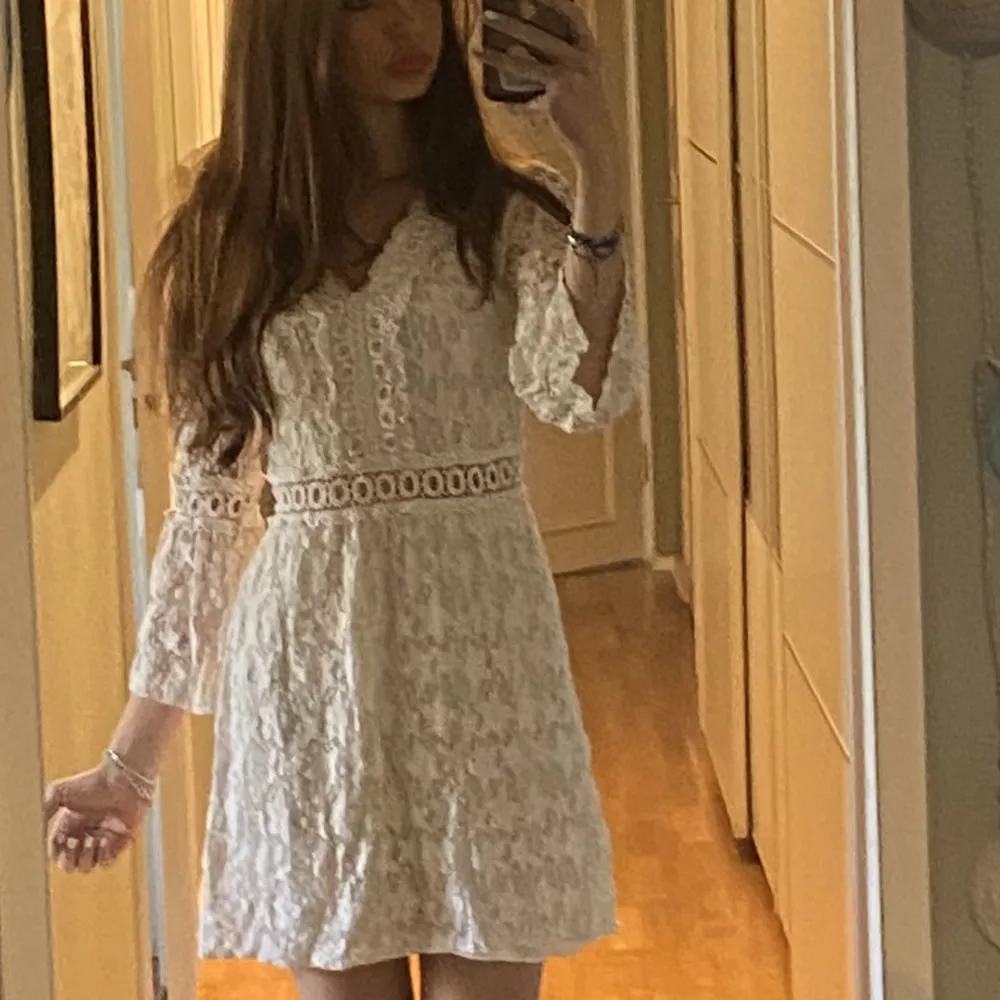 Jätte fin vit kort klänning med vit skärnigt mönster på. Perfekt till studenten, skolavslutning eller bara en fin sommar dag! Den är i perfekt skick. Det står inte storlek eller märke, men uppskattar att det är ungefär en xs/s🥰🥰. Klänningar.