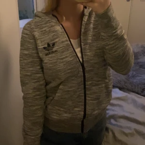 Adidas zip-up - Köpt för 500kr. Aldrig använd. Skicka meddelande om ni har fler frågor! 😊