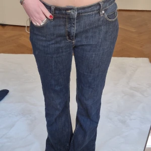 Mörkblå bootcut jeans - Supersnygga jeans i mörkblå färg och bootcut 💞