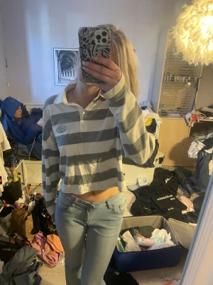 Randig tröja - Randig tröja med tryck vid ens bröstet