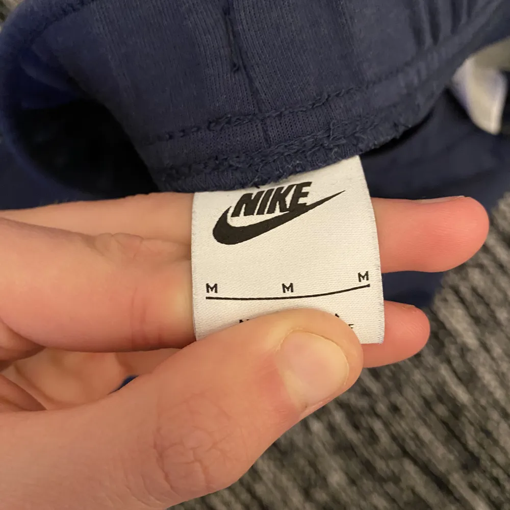 Storlek M Nike tech fleece Navy Blue 🇬🇧  Köpt på JdSport förra året men ej gått till användning. Köparen står för frakten. Buda på!🙂 (Obs inga meet ups). Jeans & Byxor.