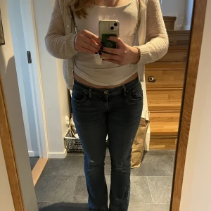 Ltb jeans - Jag säljer mina trendiga Ltb low waist jeans i modellen valerie och färgen safe-blue. De kommer inte till användning tyvärr. Inte använda så mycel och i fint skick. Köpta för 800kr på about you i höstas. Pris kan diskuteras 