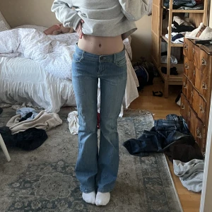 Lågmidjade utsvängda jeans - Lågmidjade utsvängda jeans! Midjemått 38 cm och innerbenslängden 80/81❤️‍🔥