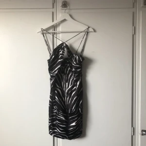 Zara klänning - Superfin klänning!! Använt skick. Har lite skråmor här och där (se 3e bild)