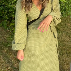 Klänning  - Säljer denna underbara sommarklänningen perfekt för exempelvis midsommar. Det är en omlottklänning som går ner till vaderna för mig som är 165 (alltså en mid klänning). Nypris 700kr   DM FÖR KÖP