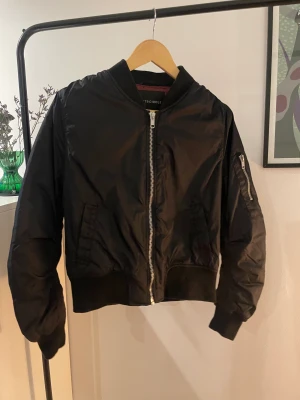 Svart bomberjacka  - Svart jacka från Rut & Circle