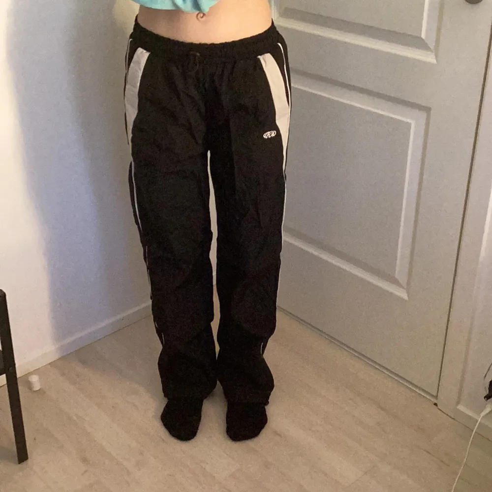 Säljer svarta trackpants som funkar bra till träning. De låter lite när man går men passar bra ute. . Jeans & Byxor.