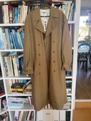 HOPE Trenchcoat  - Helt ny trenchcoat från HOPE, aldrig använd. Prislapp kvar. Säljes pga fel storlek. Nypris 4500