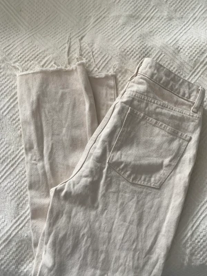 Jeans vita/beiga - Från Primark. Använda en gång, tvättade men ej strukna. Inga fläckar el. 