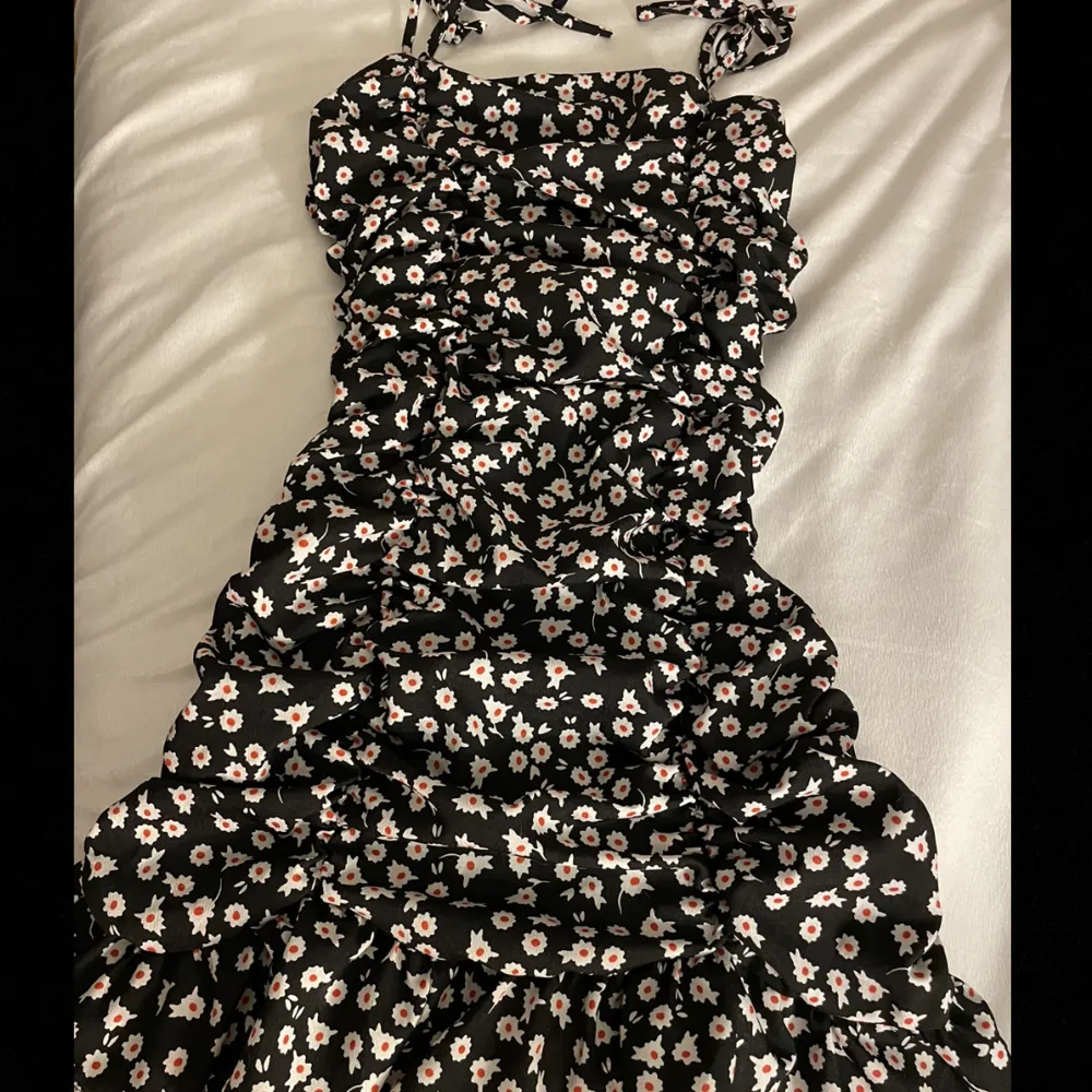 Säljer denna nyköpta blommiga klänning från SHEIN den är testad en gång men annars helt oanvänd för att det var fel storlek för mig. Köpte för 219kr.. Klänningar.