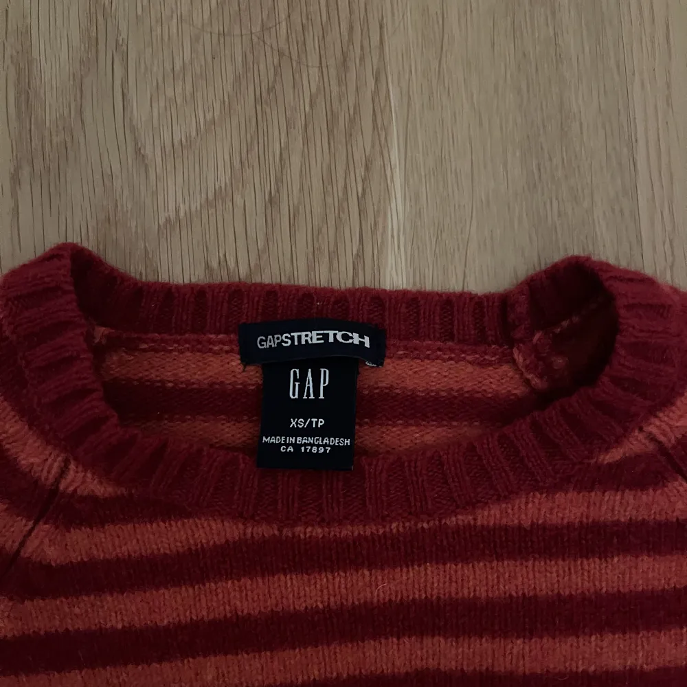 Säljer denna jättefina o mysiga stickade tröjan från GAP i lammull! Jättebra skick o trekvartsärm. Skriv vid frågor osv :) . Stickat.
