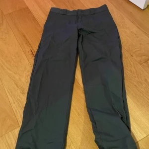 Dickies 874 - Impulsköpte dom på zalando och sen använde dom aldrig för dom passa inte med några av mina andra kläder. Har provat på dom men aldrig änvända utomhus eller för mer än 5 min