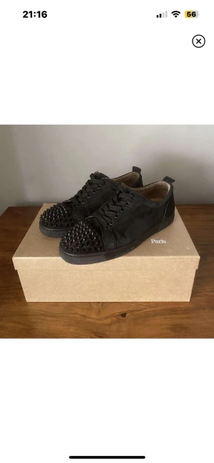 louboutins skor - Säljer mina svarta Louboutins skor som knappt är använda, storlek 46