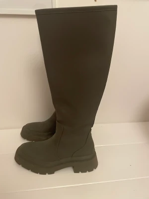 Zara boots - Nu säljer jag mina gröna zara boots💚🍀 Inga defekter men har bara inte nått sitt fulla potential☺️köpta för 400kr.Köparen står för frakt!