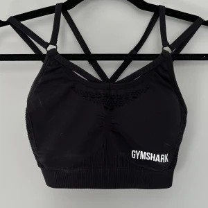 Gymshark tränings bh - Svart gymstark tränings bh. Väldigt skön med bra support. Använder inte längre då jag köpt en annan 🤍