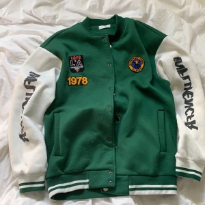 Varsity jacka - Säljer min gröna varsity jacka som är köpt förra året då den inte kommer till användningdom. Den perfekt nu till våren men är däremot lite nopprig eftersom den legat i garderoben ett tag!💕