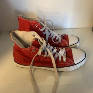 Converse-skor - Converse-liknande skor i storlek 40. De är använda men har inga hål eller så, ser nog helt nya ut efter en tvätt och nya snören😊