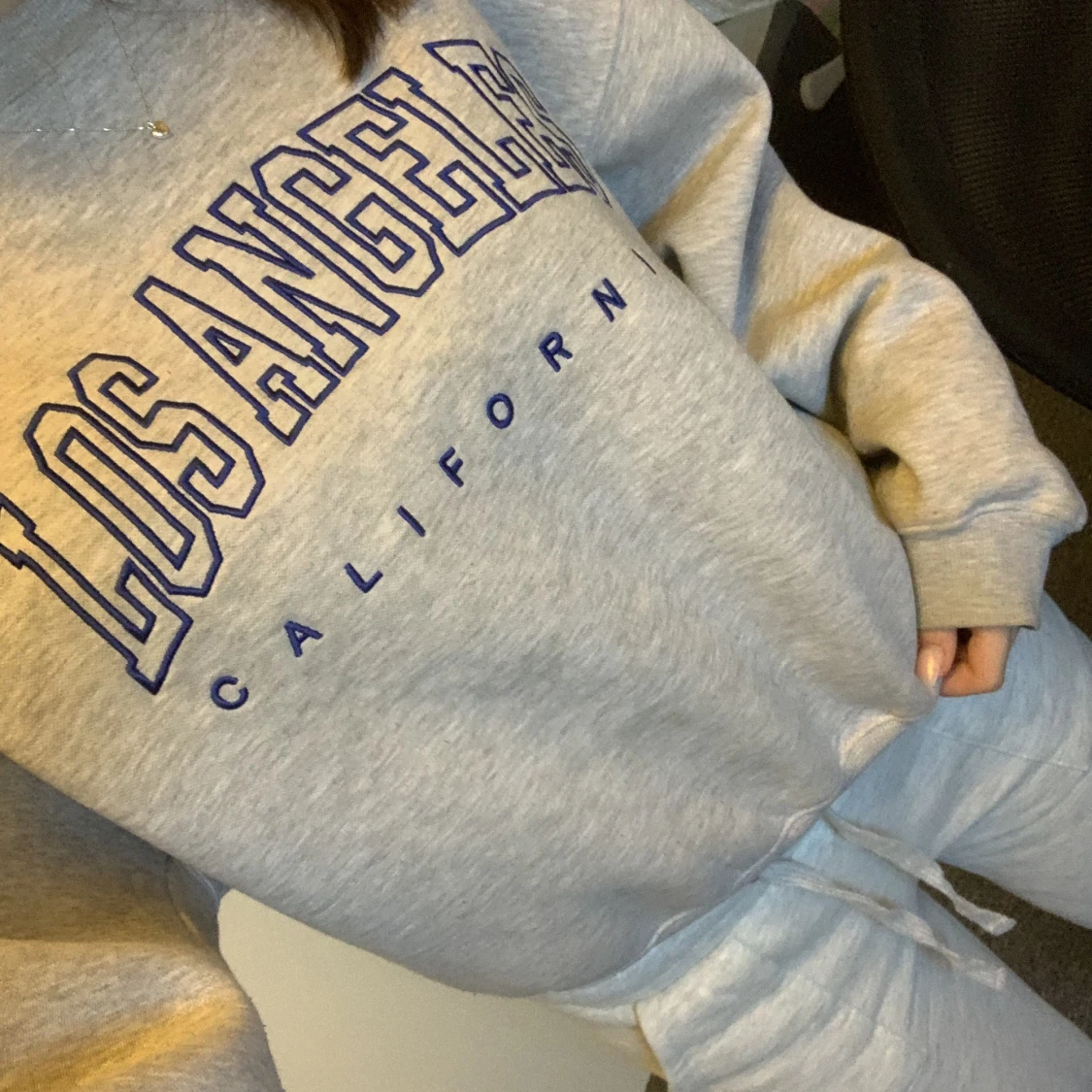 Oversized grå hoodie med tryck