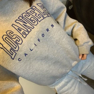 Oversized grå hoodie med tryck  - Tröjan är från bikbok i storlek s. Materialet är tjockt och bekvämt och passformen är perfekt. Säljer eftersom den inte används, samt har för många gråa hoodies 😊🤍
