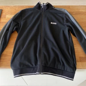 Hugo boss zip - Hugo boss zip. Köptes för 1300kr på Room 1006. Skick 8/10 Storleken är S men M funkar också.