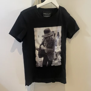 Limitato tröja - En svart vit limitato tröja bra skick strl xs skriv för funderingar 