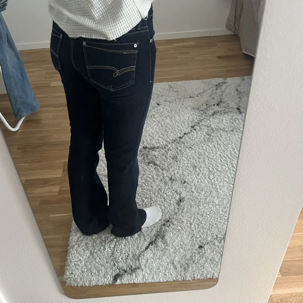 Super fina slutsålda Low waist jeans! Nyskick då de endast är använda 2 gånger efter inköp! Nypris 629kr Skriv för mer info!🌸. Jeans & Byxor.