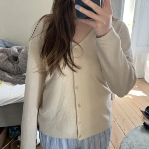 Kofta - Superfin beige kofta köpt secondhand men ursprungligen från Priima Parte!💞