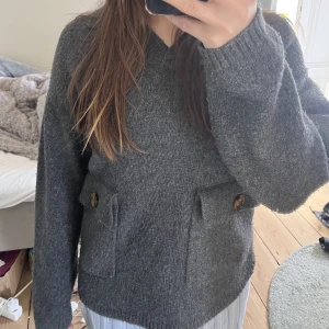 Stickad tröja  - Säljer min superfina mörkgråa stickad tröja från Zara för att den inte kommer till användning längre. Den har ett superlitet hål i armen!💞