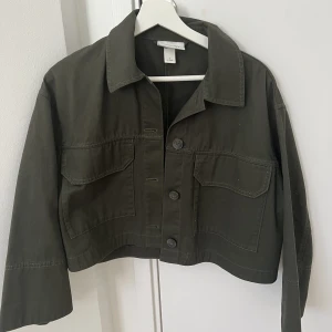 Grön vår jacka🥰 - Sååå snygg grön jacka som är perfekt nu till våren! Tyvärr är den lite kort på mig, jag är cirka 1.70💕