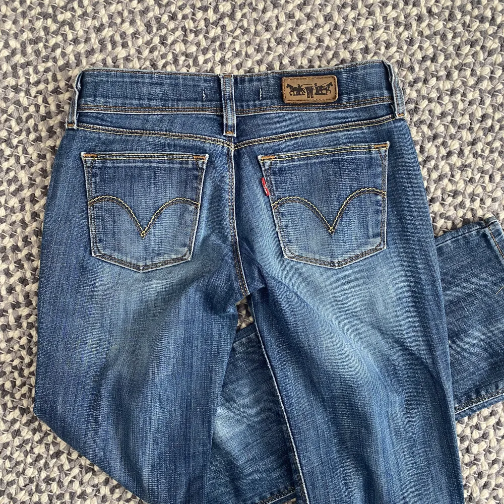 As snygga lågmidjade Levis jeans som tyvärr är för små för mig! Skriv om frågor, har tyvärr inga bilde på eftersom dom inte passar mig🫶🫶❤️bra skick💗Midjemått tvärs över: 35cm innerbensläbgd: 75cm ❣️❣️. Jeans & Byxor.