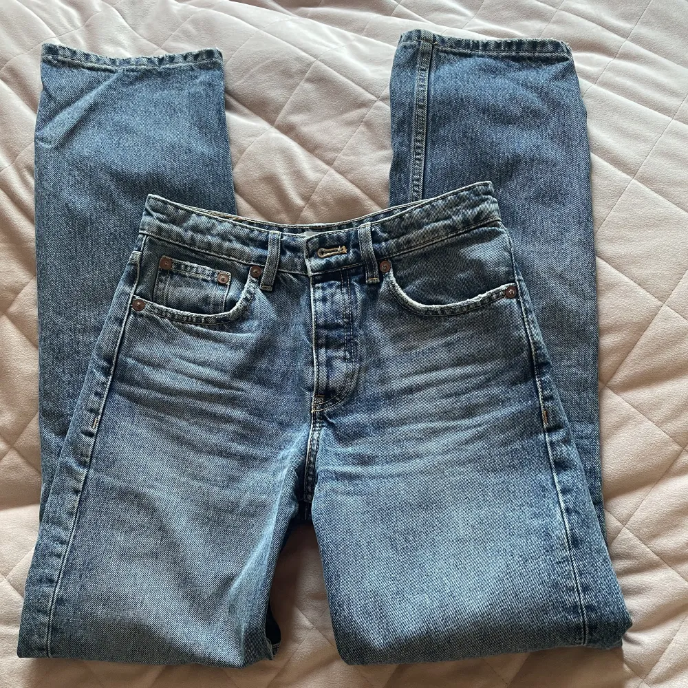 Midwaist zara jeans i rak modell med knappgylf! Säljer pga att de är för små. Möts upp i Stockholm och pris kan diskuteras💕💕. Jeans & Byxor.